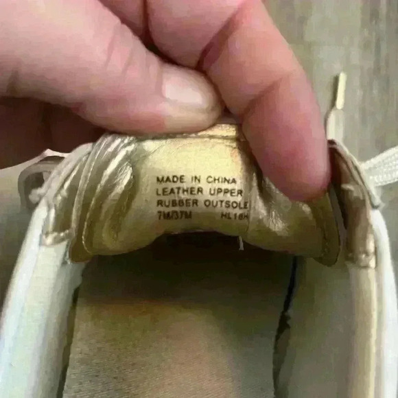 Michael Kors White Leather Sneakers with gold detail - Picture 4 of 15